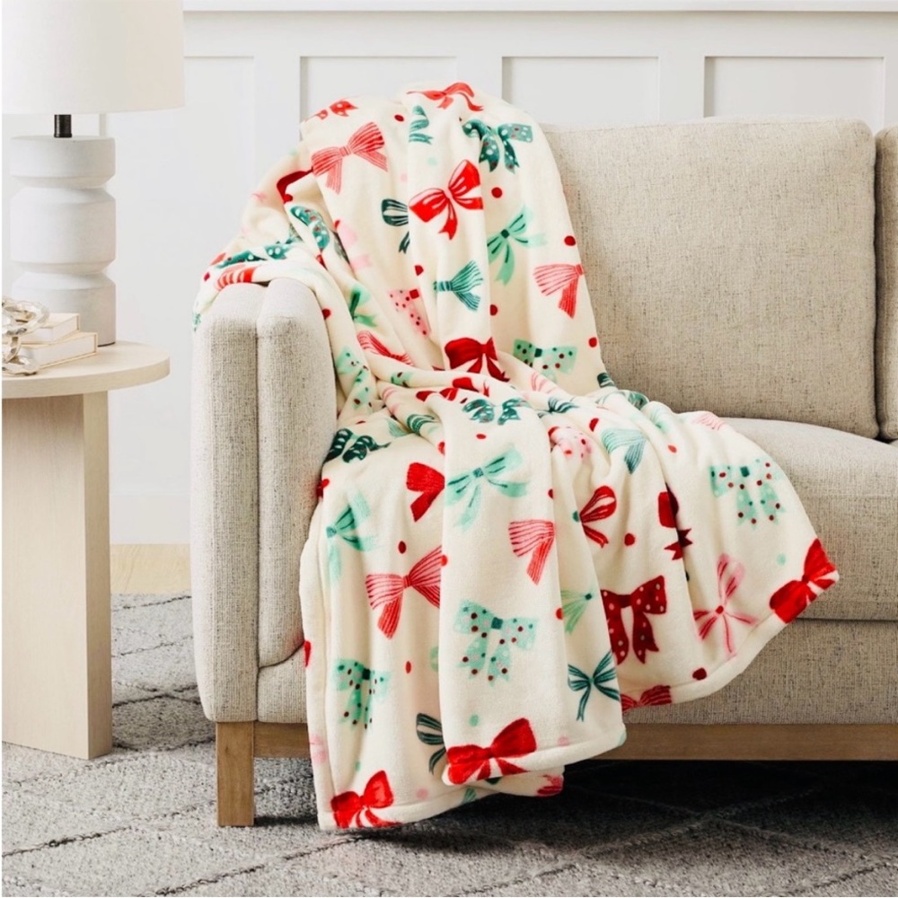 Member’s Mark Festive Christmas Bow Pattern Holiday Throw Blanket